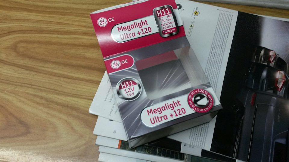 Замена ламп в противотуманках. — Toyota Avensis II, 1,8 л, 2006 года ...