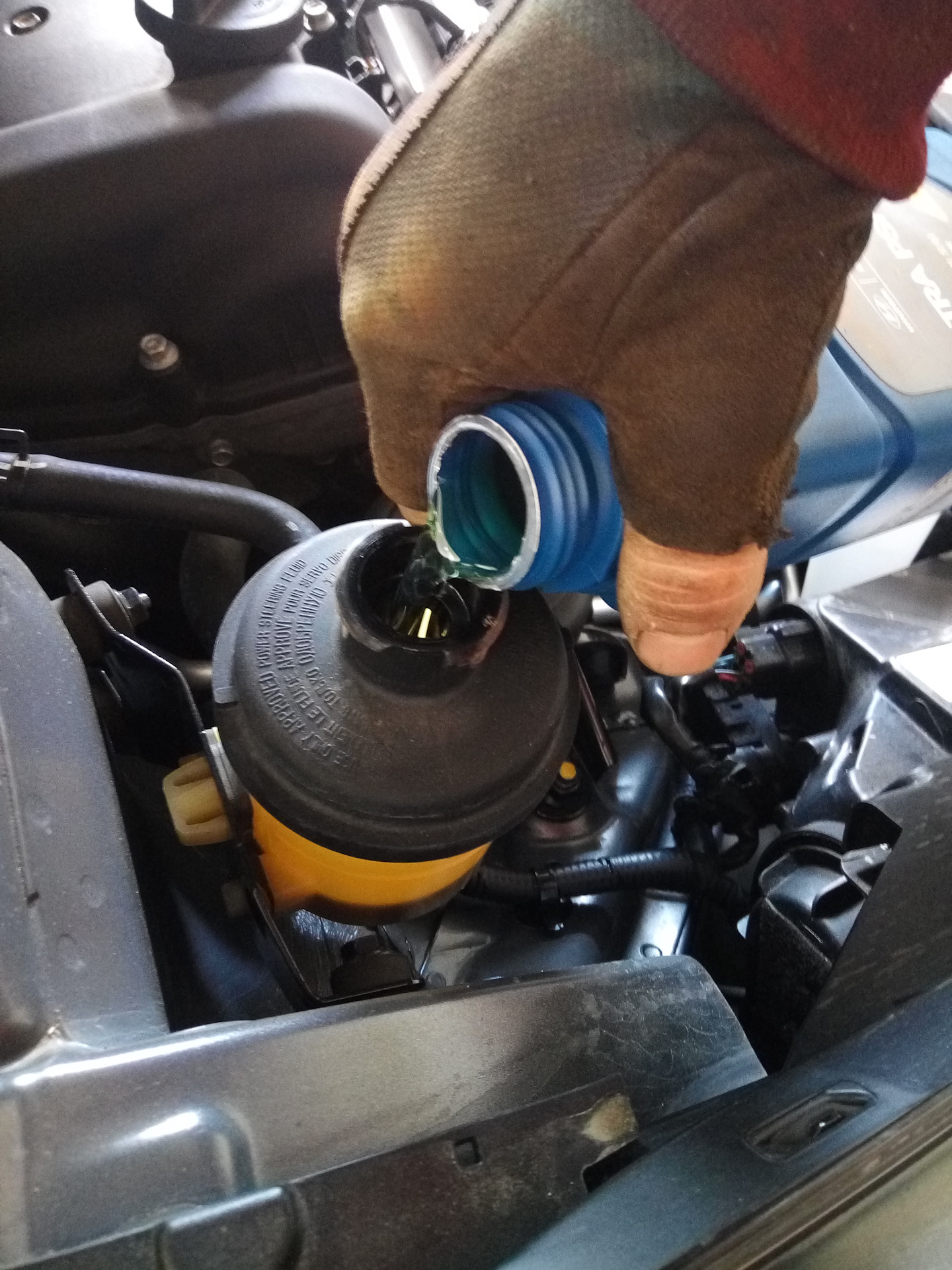 Как часто менять масло в гур. Масло для гидроусилителя руля бмв е39. Жидкость гур ваз 2170. Слить жидкость гур приора. Замена жидкости гур.