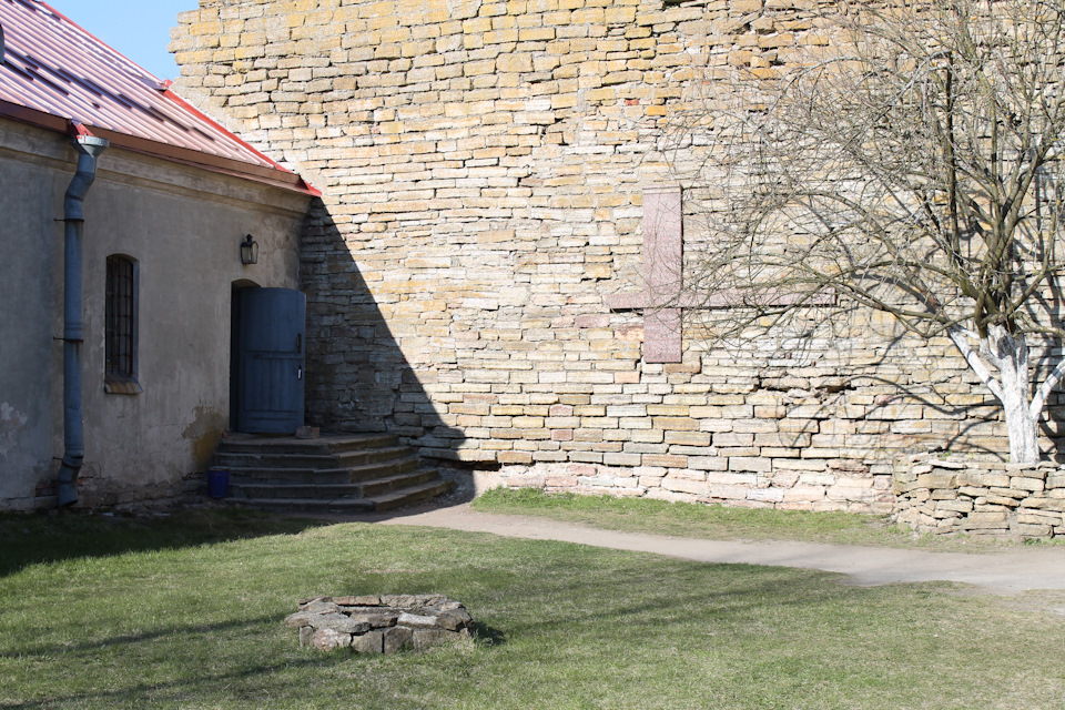 Прекрасный дворик возле старой… тюрьмы! — Volvo S80 (2G)