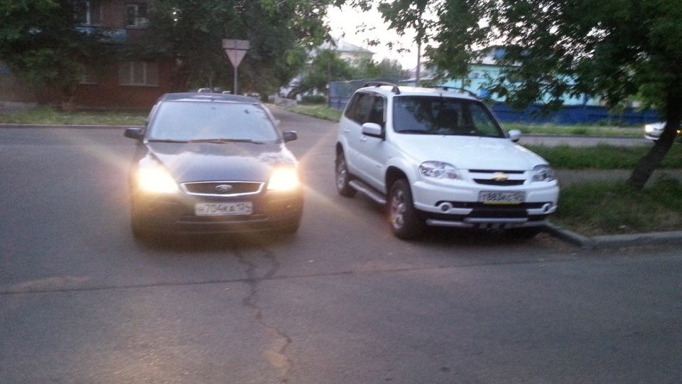 Не горит левый габарит — Ford Focus Hatchback II, 1,6 л, 2005 года ...