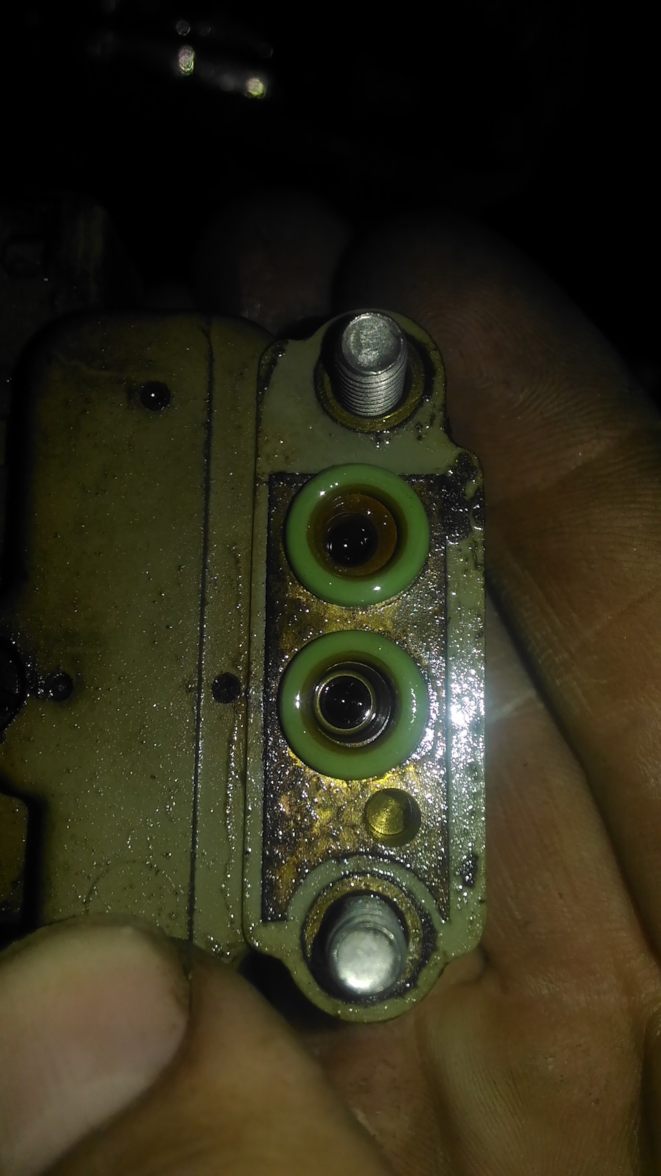 Почему переливает дозатор?! — Audi 80 (B3), 1,9 л, 1988 года | плановое ...