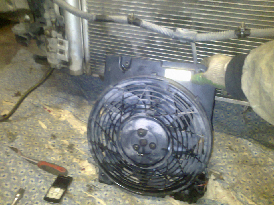 Я демонтировал вентилятор и радиатор кондиционера полностью, так как система кондиционирования у меня всё равно не исправна, позднее буду разбираться — Opel Astra G