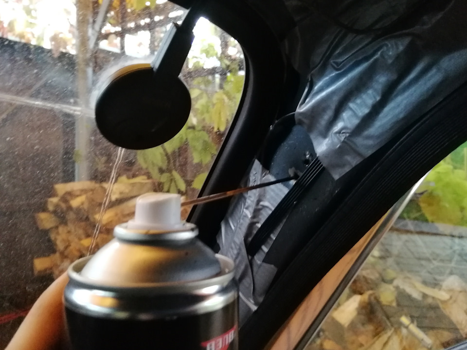 Дырка под саморез, на них крепится облицовка стойки, и верхний аккурат напротив шва. — Lada 4x4 3D