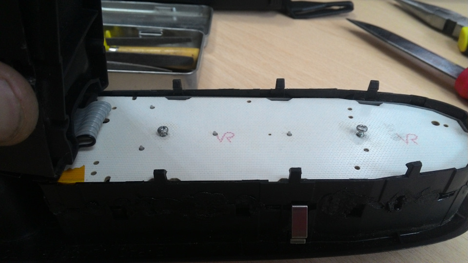 Вот эти два болтика — Peugeot 607