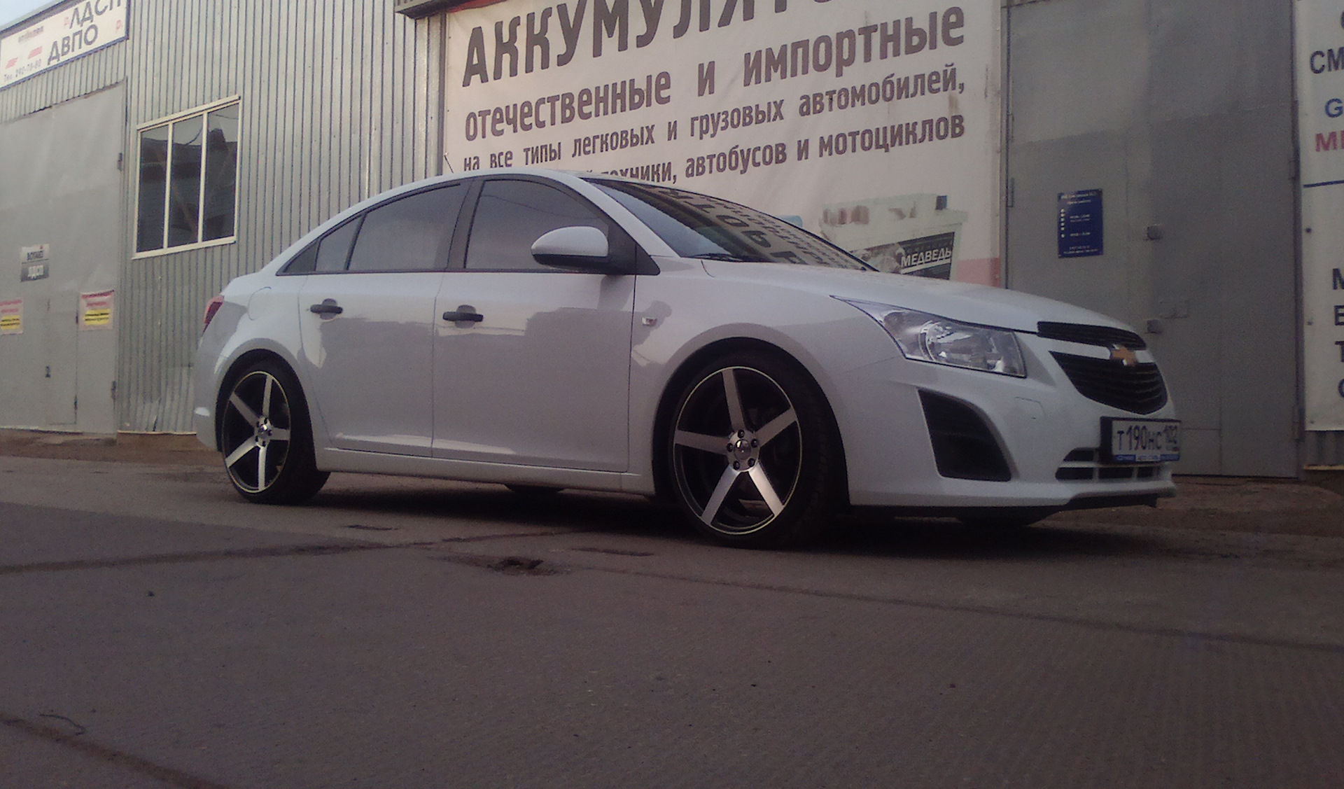 в наличии на Chevrolet Cruze пятилучевые литые диски на Sakura Wheels 9140  с графитовым ободом и полированными лучами в стиле Vossen CV3. на фото  именно эти диски! — Moscow Wheels and Tyres