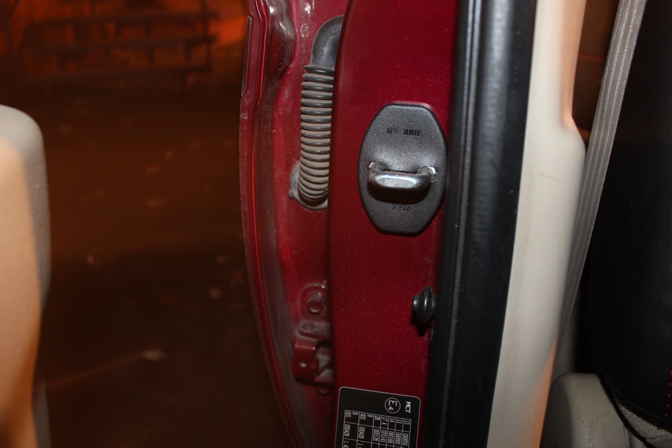 Заглушки на петли замка двери — Hyundai Accent (3G), 1,6 л, 2008 года ...