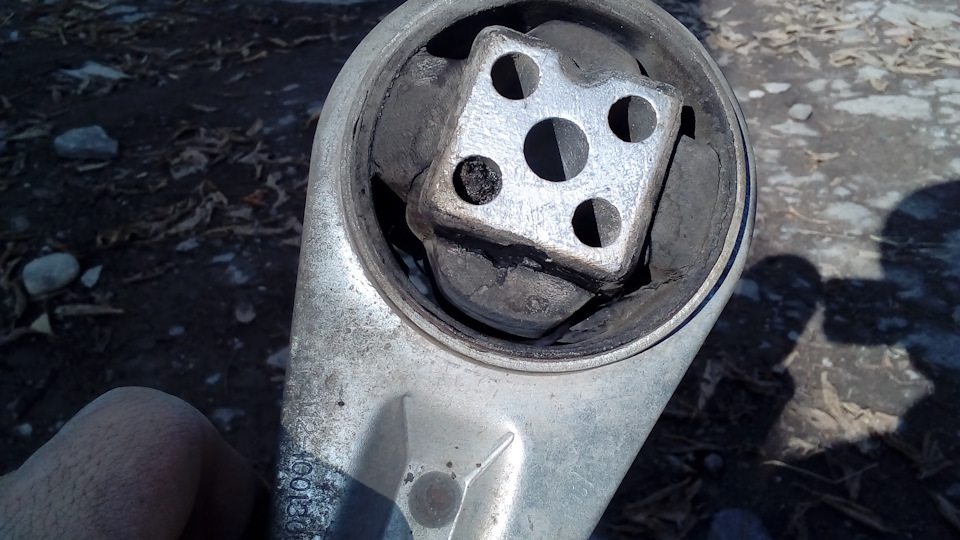 Замена верхней опоры(гитары) — Lada Приора хэтчбек, 1,6 л, 2013 года ...