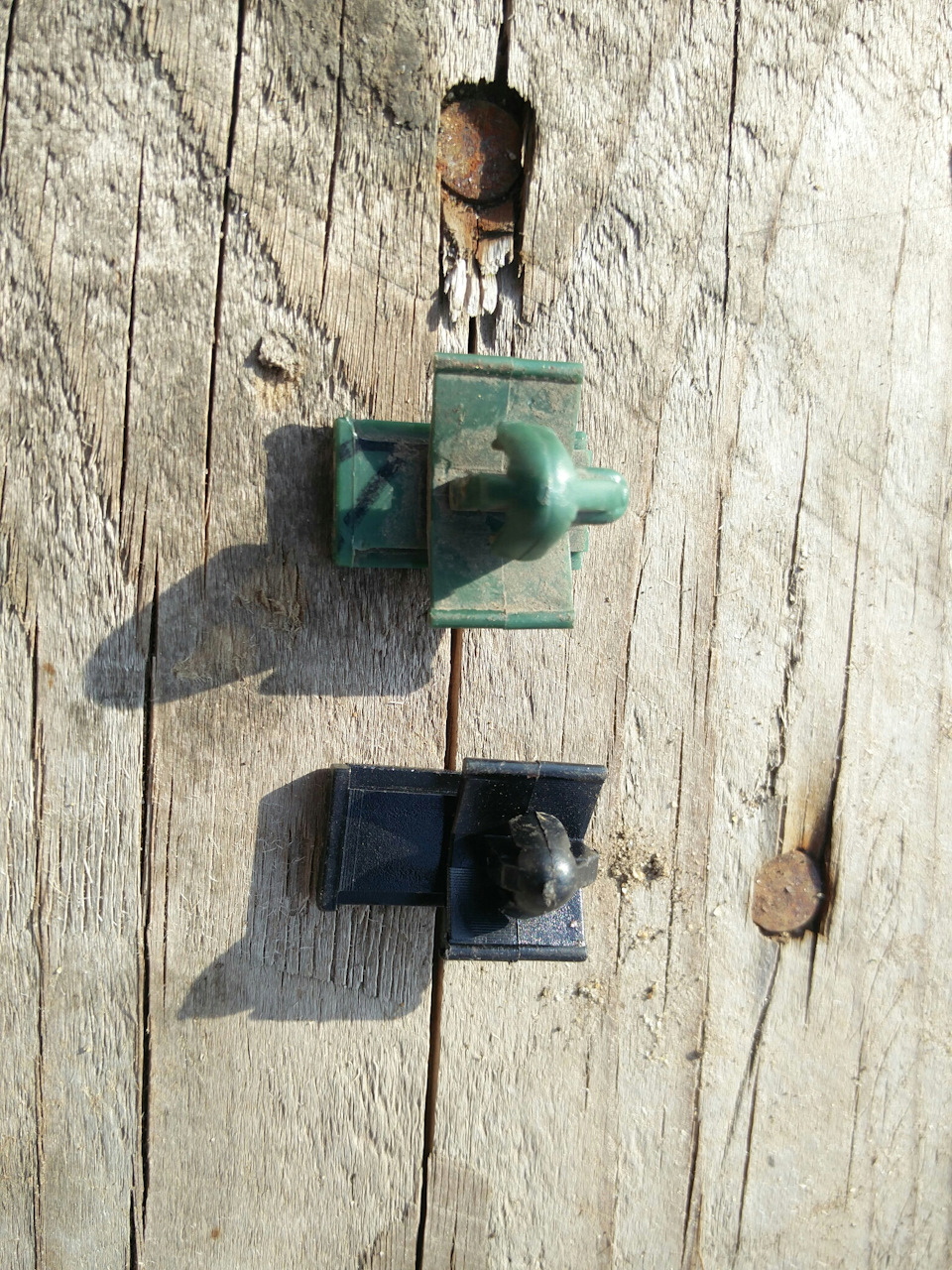 Зелёная оригинал, черная от польского датчика абсолютно бесполезная пришлось переставить оригинал. — Mitsubishi L200 (4G)