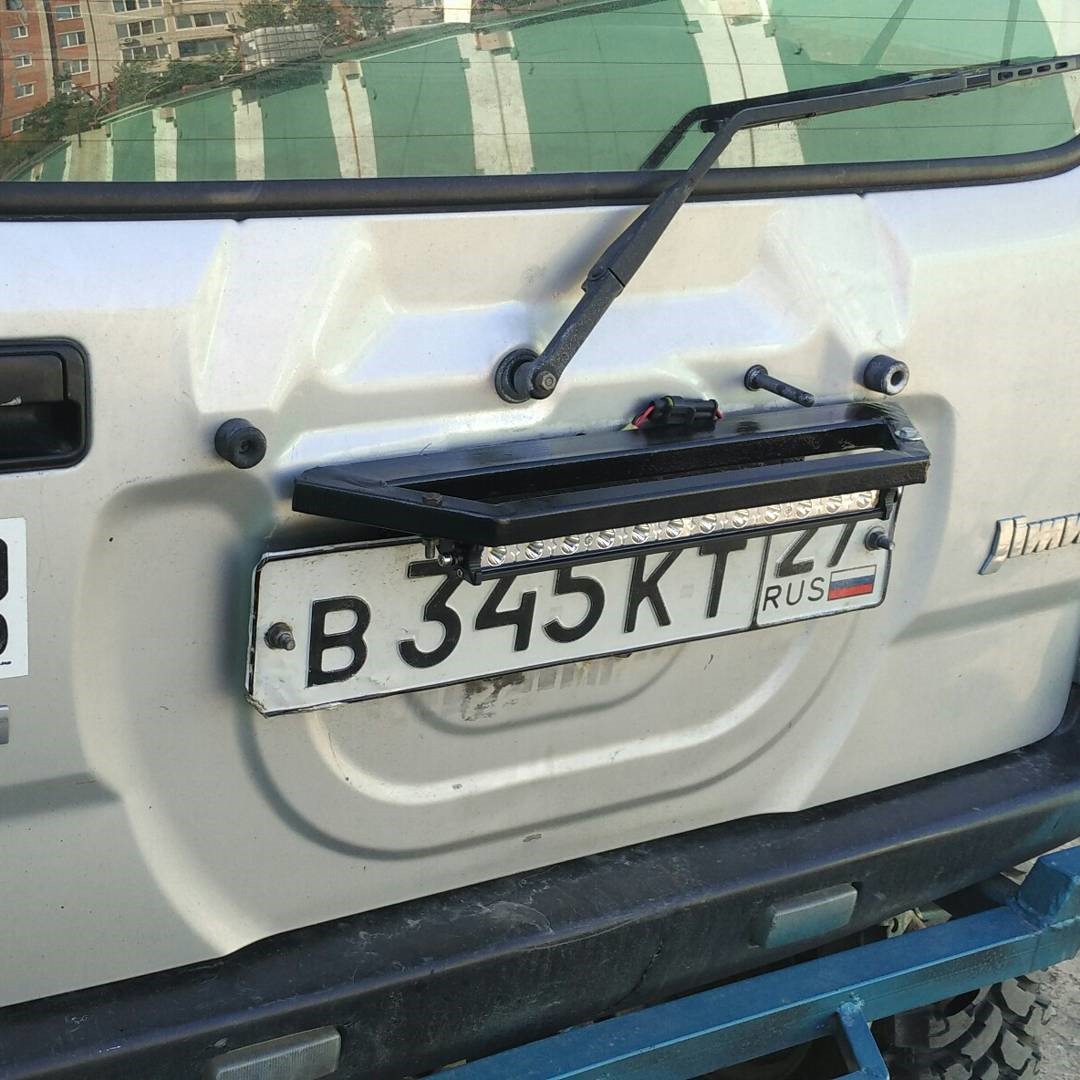 Над номером 1. Рамка для номера Jimny. JDM рамка номера Jimny. Suzuki Vitara задняя номерная рамка.