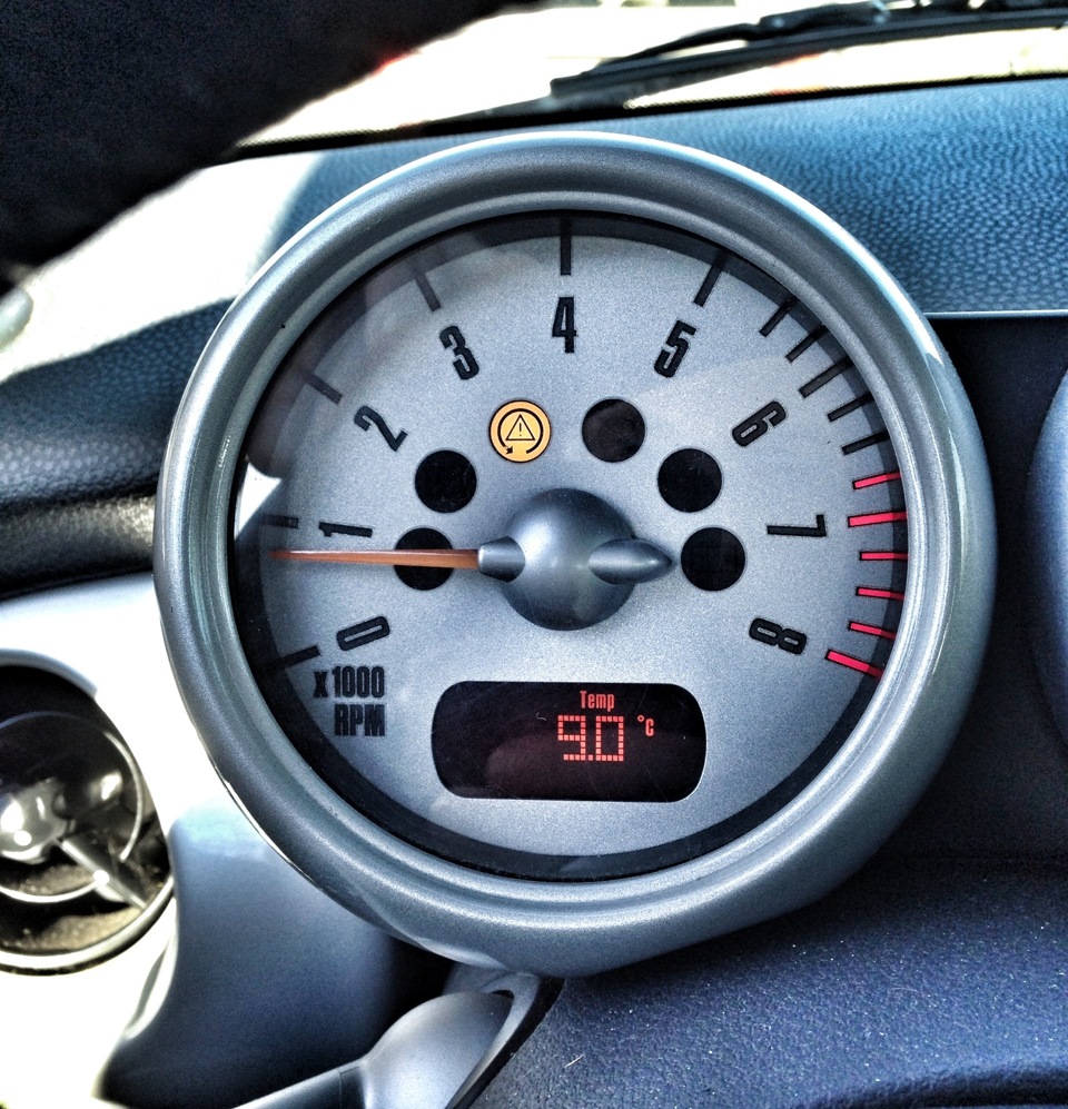 Температура мини купер. Датчик температуры мини купер r56. Mini cooper r53 приборы. Приборная панель мини купер кантримен. Дополнительные приборы mini cooper r56.