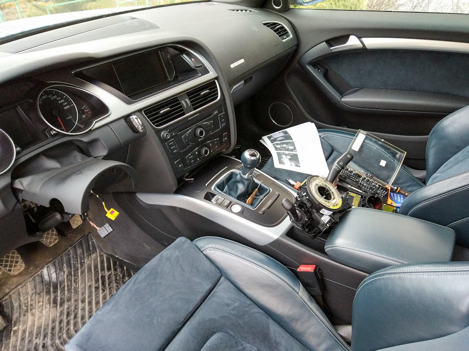 Ослабляем гайки и снимаем кольцо и стрекозу — Audi A5 (1G)