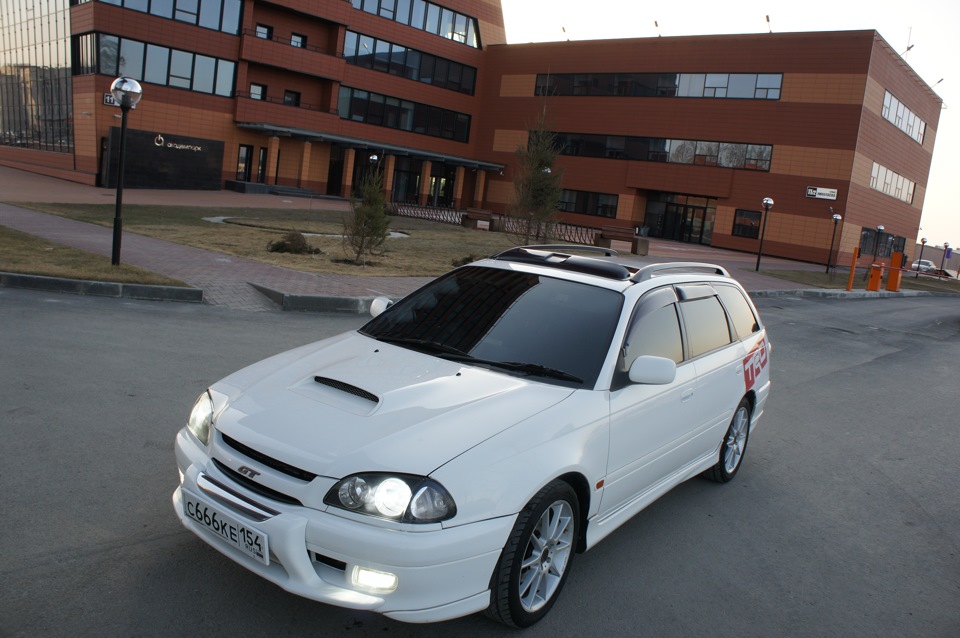 Тойота калдина 2.0. Калдина 210 белая. Toyota Caldina 210. Toyota Caldina белая. Калдина белая 1999.