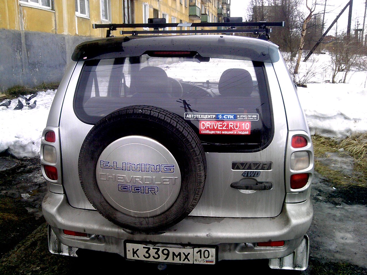 Заднее стекло шевроле нива. Заднее стекло Нива Шевроле. Chevrolet Niva заднее стекло. Нива Шевроле заднего стекла. Наклейки на ниву Шевроле.