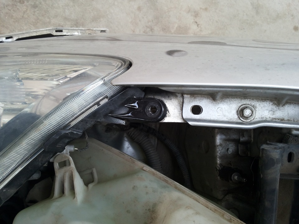 Замена ксеноновой лампы ближнего света (правой) — Toyota Prius (20), 1 ...