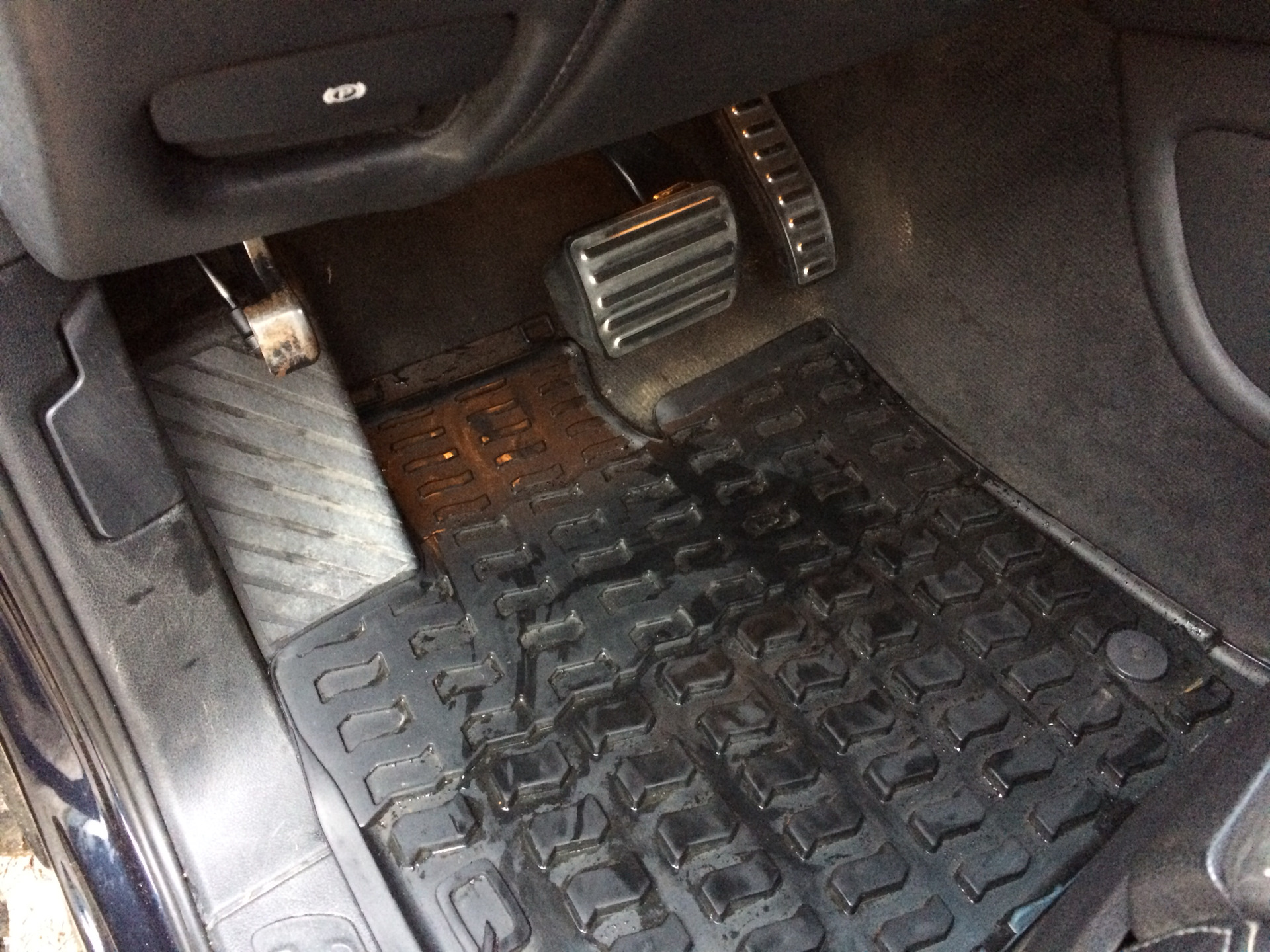 Накладки на педали — Audi Q7 (1G), 3 л, 2009 года | аксессуары | DRIVE2