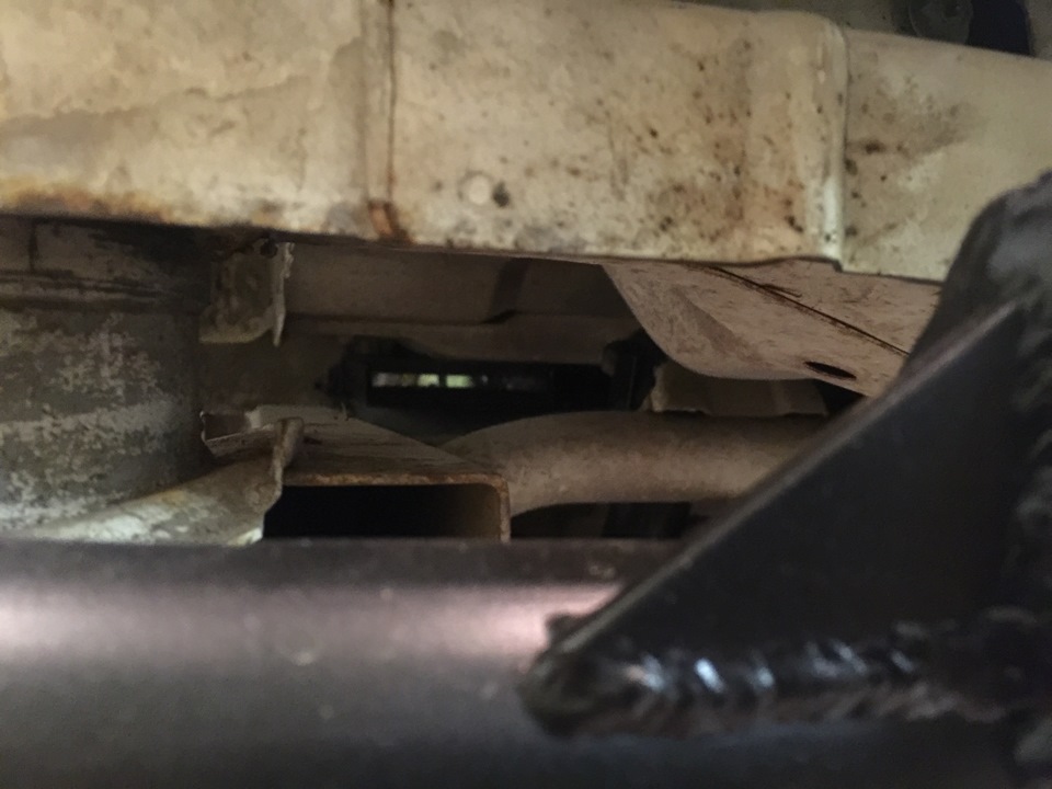 Трос будет проходить между баком и кузовом — Suzuki Jimny (1G)