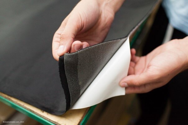 решил перетянуть потолок и стойки черной алькантарой. — BMW 7 series ...