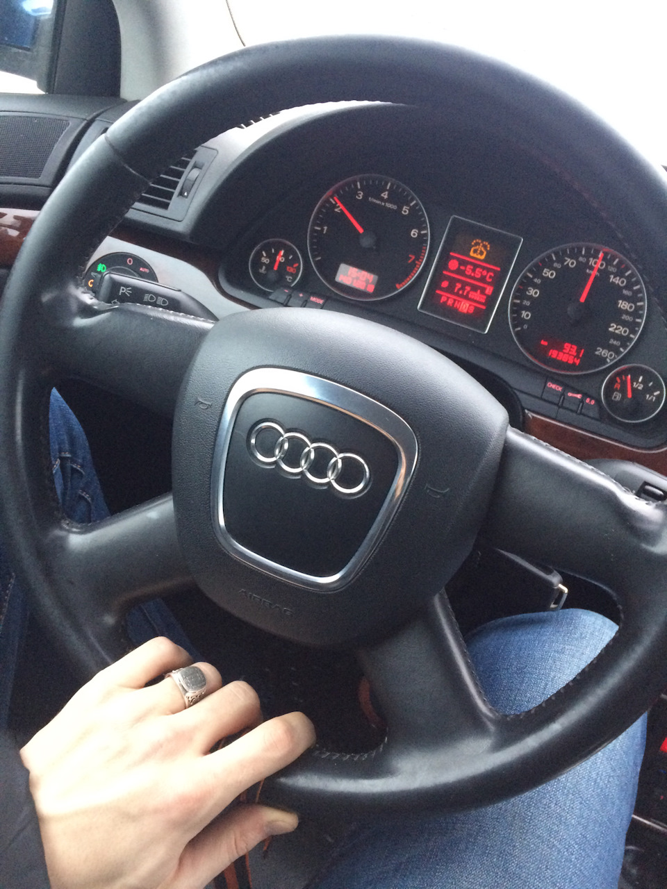 Замена лампы ближнего (дальнего) света — Audi A4 (B7), 2 л, 2007 года ...