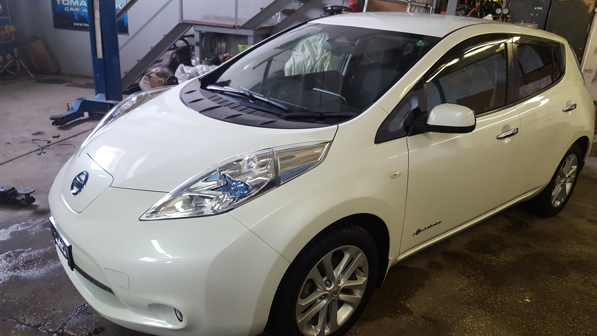 Владельцы ниссан лиф. Nissan Leaf 2013. Ниссан лиф после ДТП.