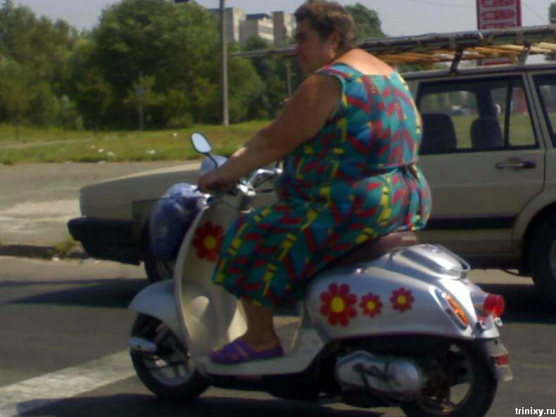 Огромные жирные бабки. Толстая женщина на мотоцикле. Толстая баба на скутере.