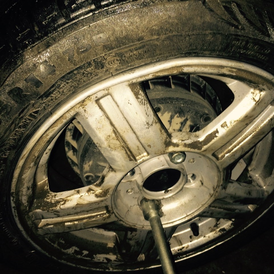 Разрыв колес. Пробитое колесо ночью. Пробитые диски на машину. Колесо с пробитой шиной. Разорванное колесо.