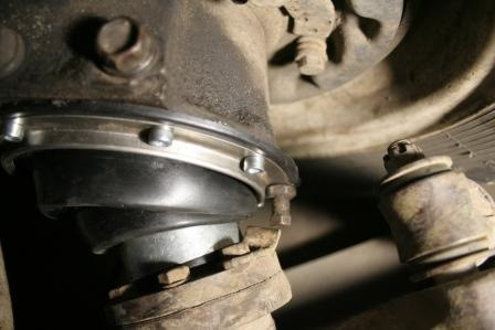 Преимущества: 1) полная герметичная защита ШПОК от воды и грязи; 2) установка без разбора и снятия кулака; 3) узел становиться необслуживающимся (не надо шприцевать); 4) обеспечивает герметичность даже при люфте шкворней и при коррозии поверхности шара; 5) конструкция сделана так, что даже при разрыве гофры, работает как стандартное уплотнение; 6) применим ко всем мостам (тимкен, спайсер, гибридный). — УАЗ 31519