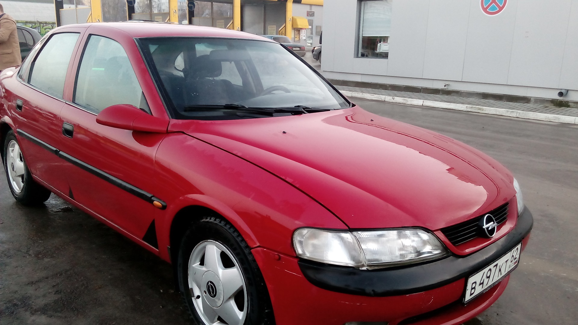 Carisma 2000. Mitsubishi Carisma 2000 седан. Мицубиси Каризма красная. Мицубиси Гризмо красного цвета.