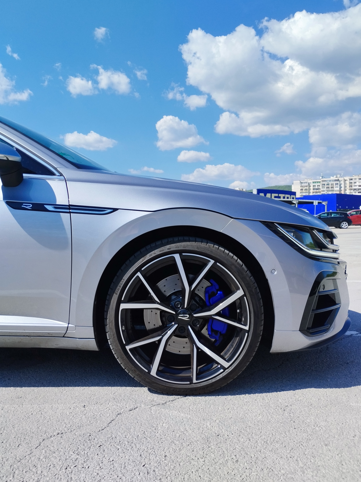 6️⃣. Динамические колпаки с R логотипом на диски — Volkswagen Arteon, 2 ...