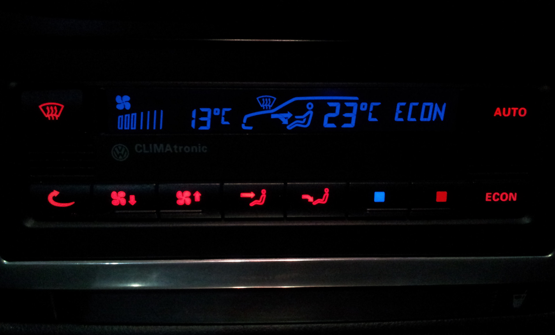 Климат б5. Инверсия дисплея VW Passat b4. Passat 35i b4 ECON Climatronic. Volkswagen Passat Climatronic b5. Инверсия климата Пассат б5.