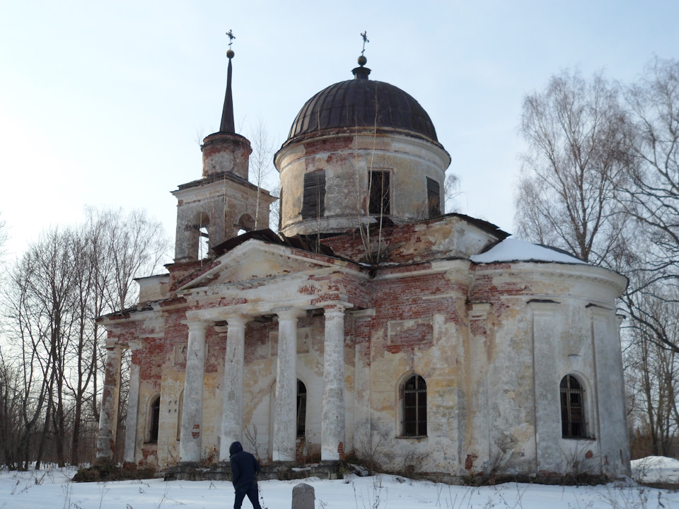 Спасская церковь, не будучи особо оригинальной, производит сильное и гармоничное впечатление. В целом она близка одному из образцовых проектов александровского времени, поэтому со Львовым ее связывать нельзя уже никак, тем более что достроена она была лишь в 1813 году, спустя 10 лет после смерти Львова. Обратившись к деталям этого сооружения, видно, что наряду с хорошо выполненными портиками неполного тосканского ордера в здании присутствуют и откровенно слабые детали — не очень пропорциональные прямоугольные плоские ниши на стенах, слишком широкая апсида с монументальными, но как будто оборванными пилястрами. — Chevrolet Niva (1G). Запчасти на фото: B1813
