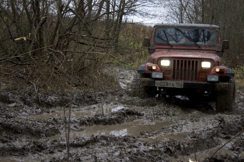 Jeep Wrangler в грязи