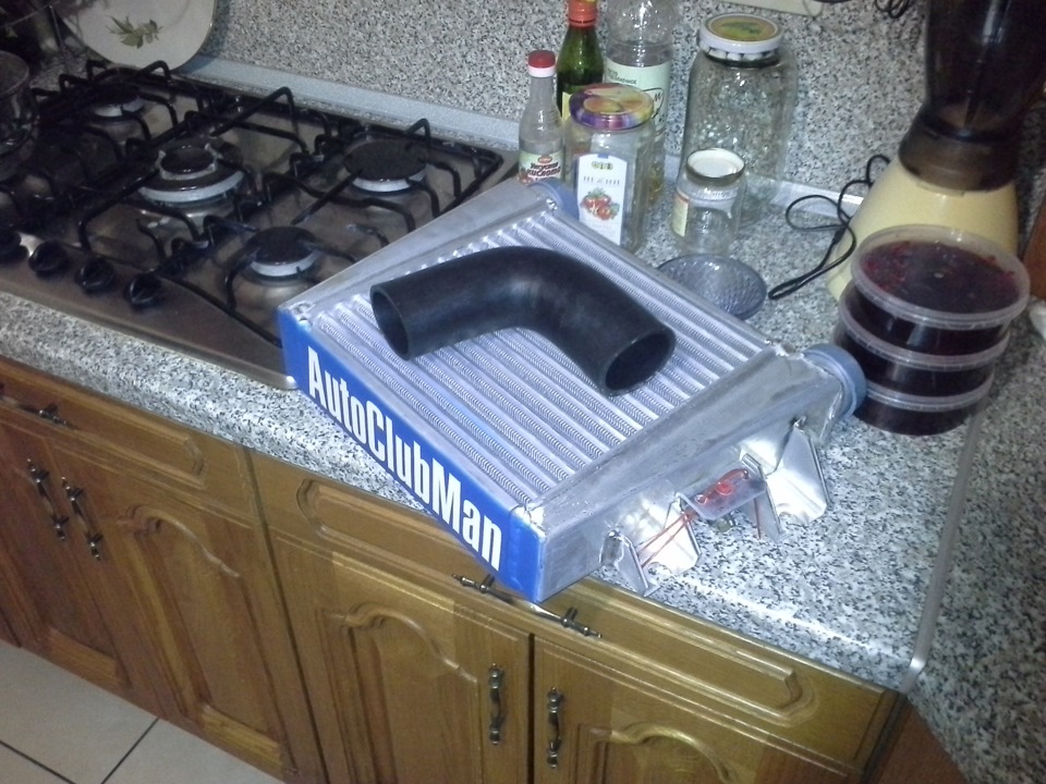 Старый для сравнения в данный натюрморт не вписался))). Судя по тому, сколько пролетало масла через старый, решил избавить новый интеркулер от такой же участи. Купить готовый маслоуловитель-это слишком просто, а мы не ищем лёгких путей. Поэтому был приобретён прозрачный фильтр для воды и немного дооборудован фитингами 1/2 дюйма. Шланги : вход в фильтр-12 мм, выход-14 мм. <img src= — Nissan Patrol (Y61)