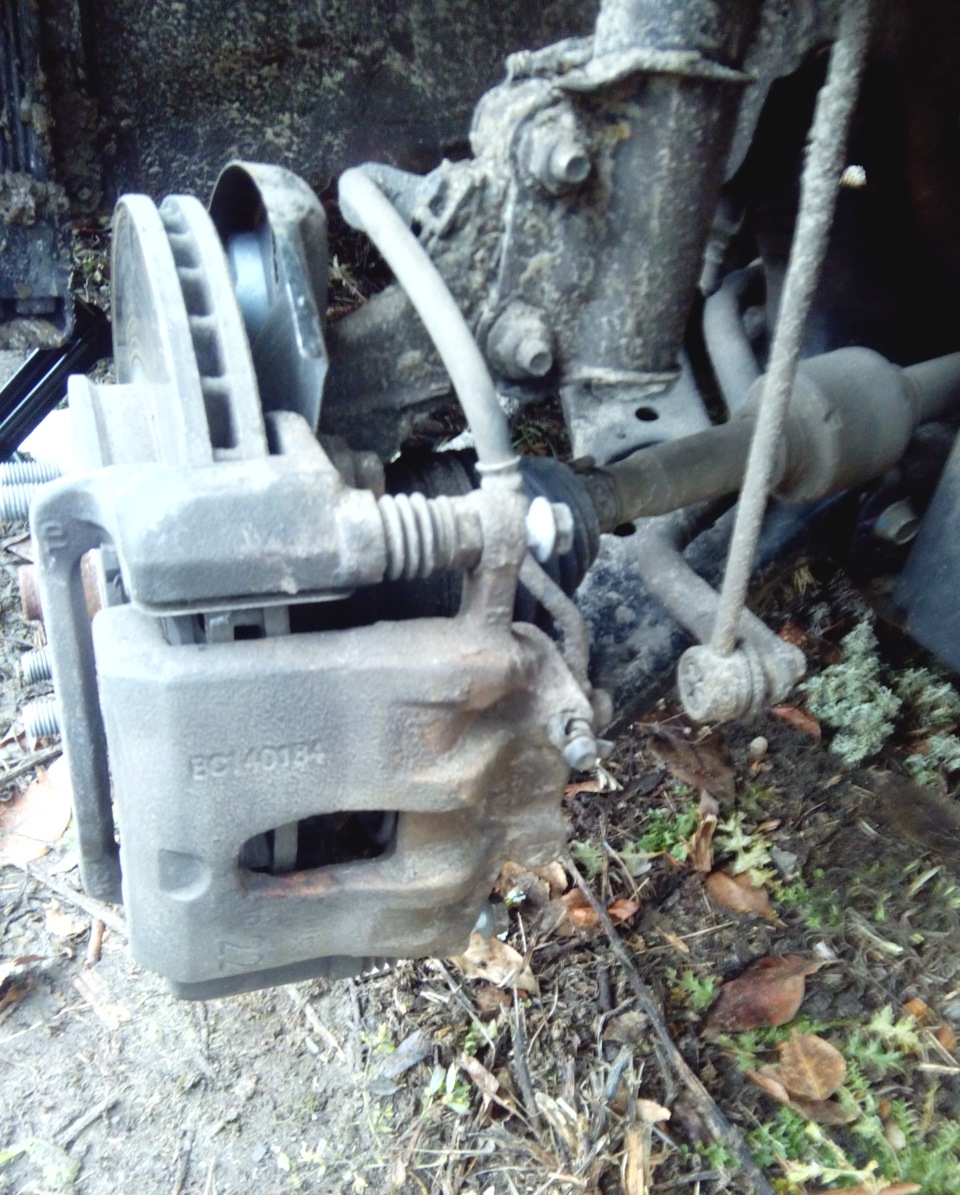 Замена передних тормозных колодок — Hyundai Solaris, 1,4 л, 2013 года ...