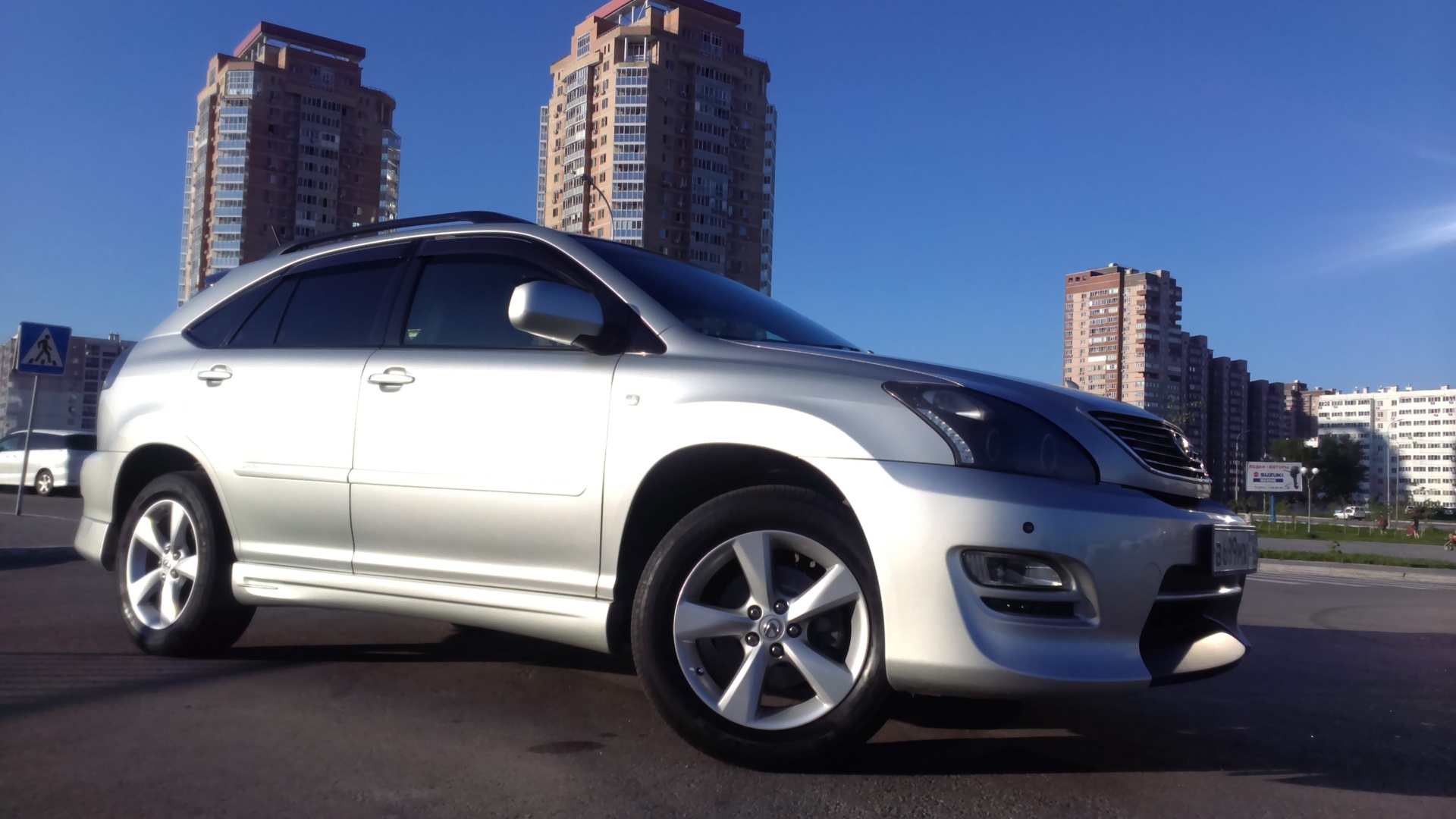 Toyota Harrier 2003. Машины харьер значок. Harrier машина с красной надписью ч салоне.