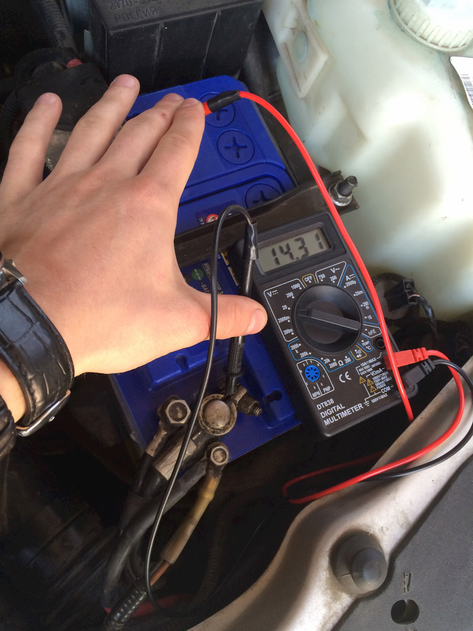 Без нагрузки АКБ. — Lada Приора хэтчбек