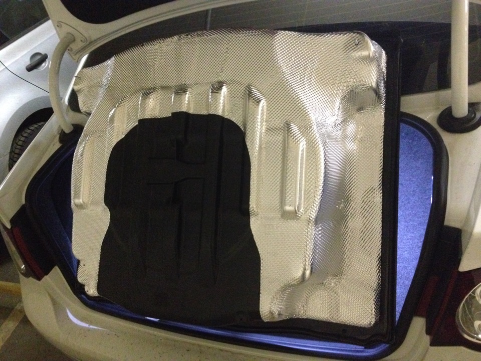 Ниша с теплозащитным экраном — Volkswagen Passat B6