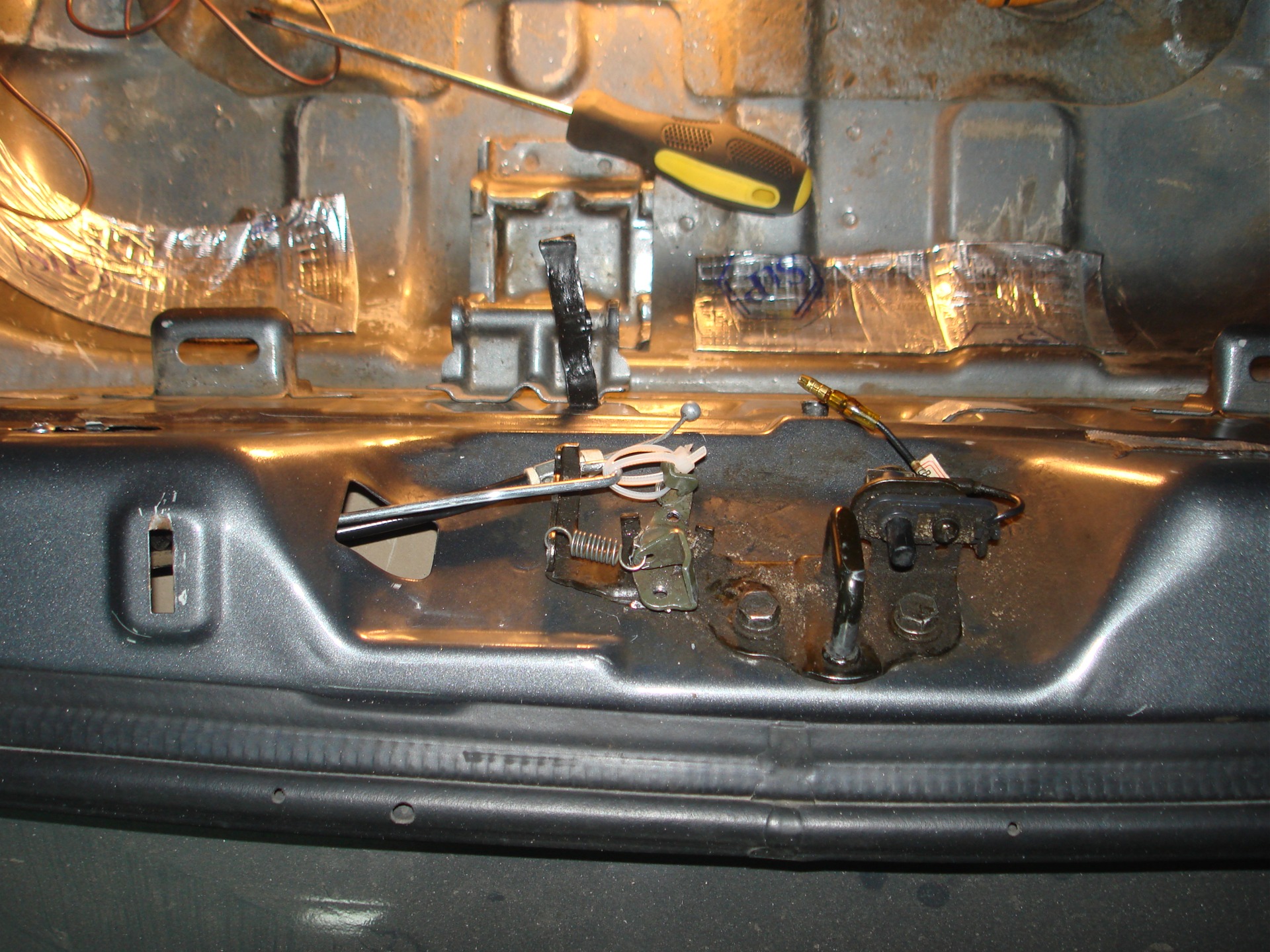 Открываем с кнопки багажник — Hyundai Accent (2G), 1,5 л, 2003 года ...