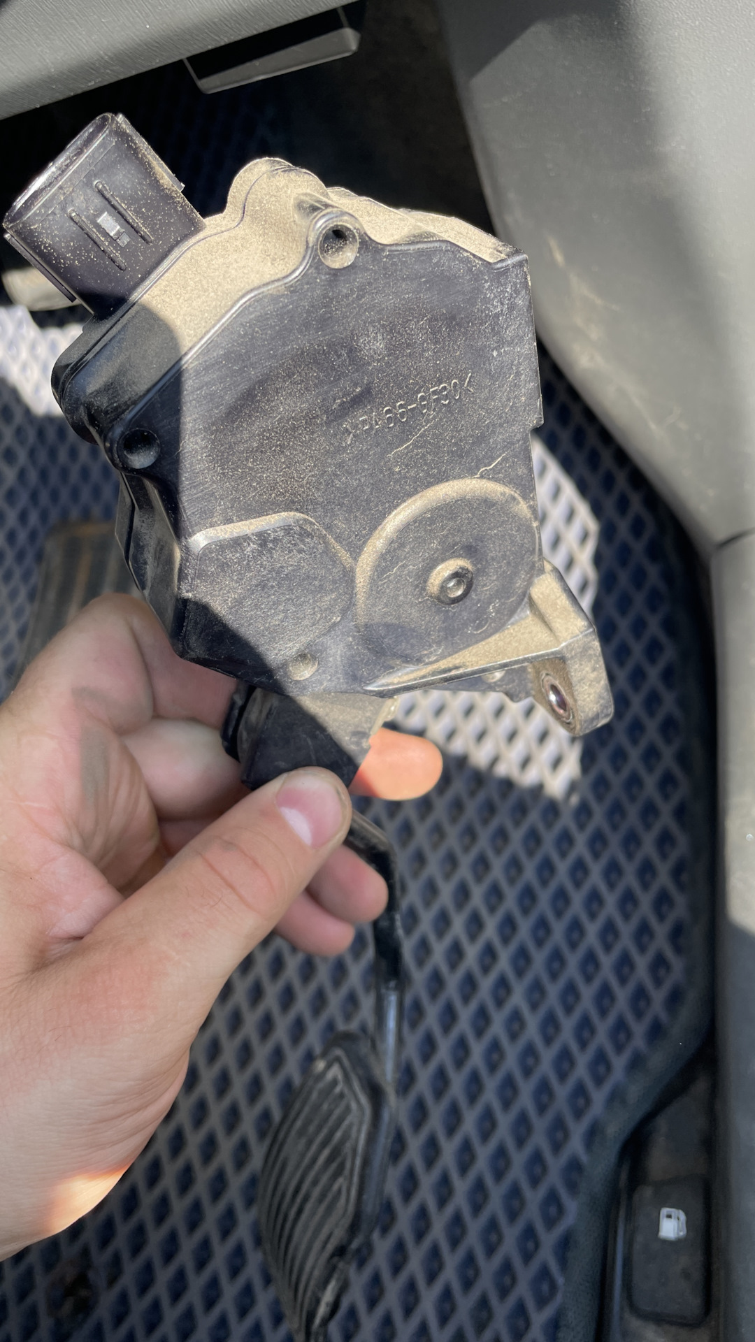 Залипает педаль газа — Toyota Prius (30), 1,8 л, 2010 года | своими ...