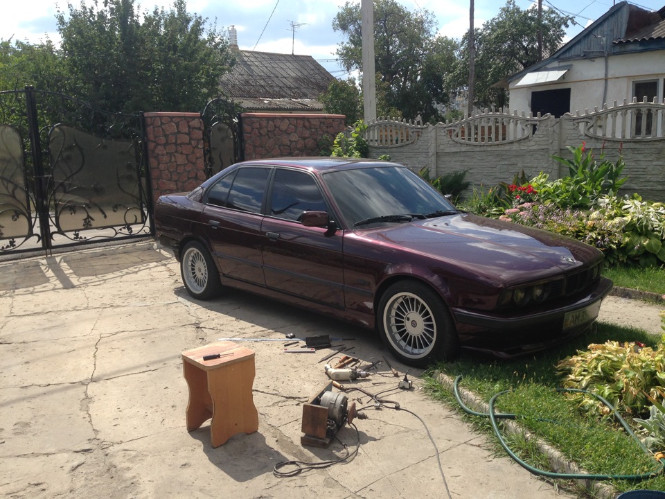 BMW e34 темно красная