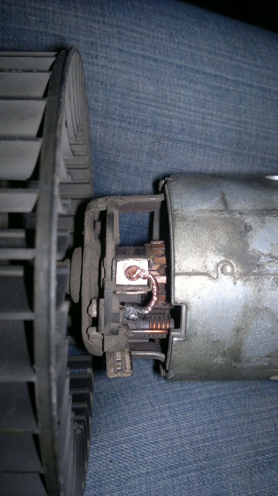 в итоге выглядит так, дальше ставим пружинку на место и загибаем фиксирующие ее усы на место — BMW 5 series (E34)