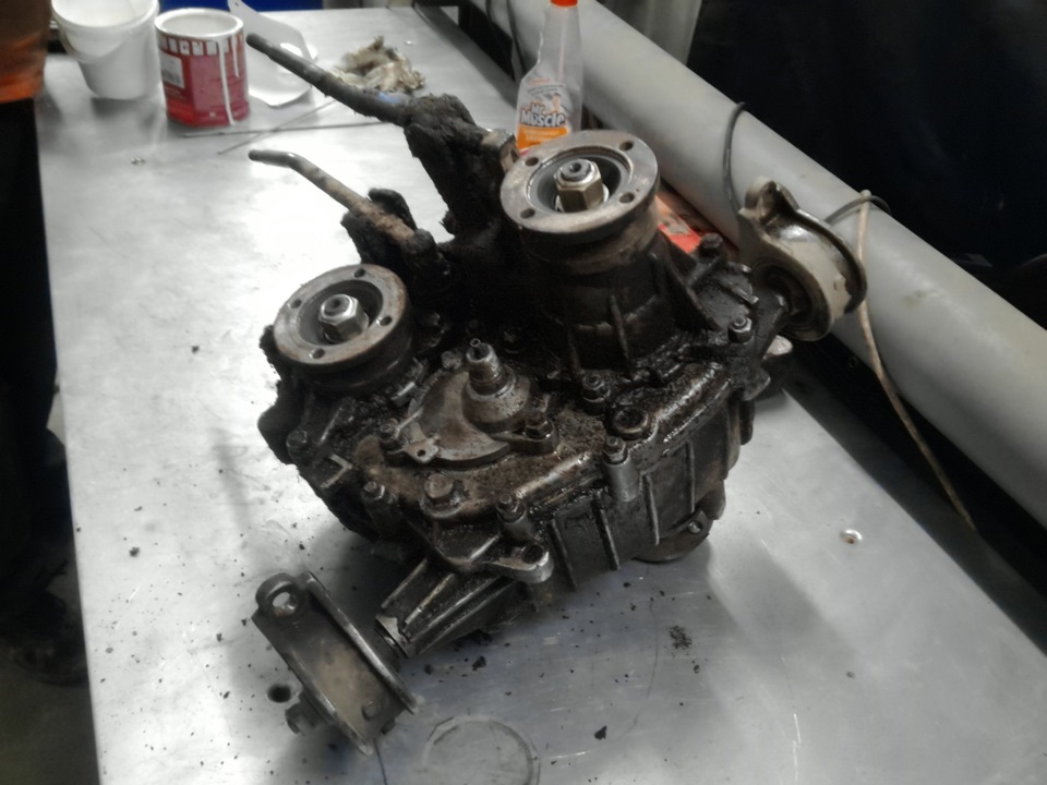 Замена сальника на раздатке, замена передних тормозных колодок и ...