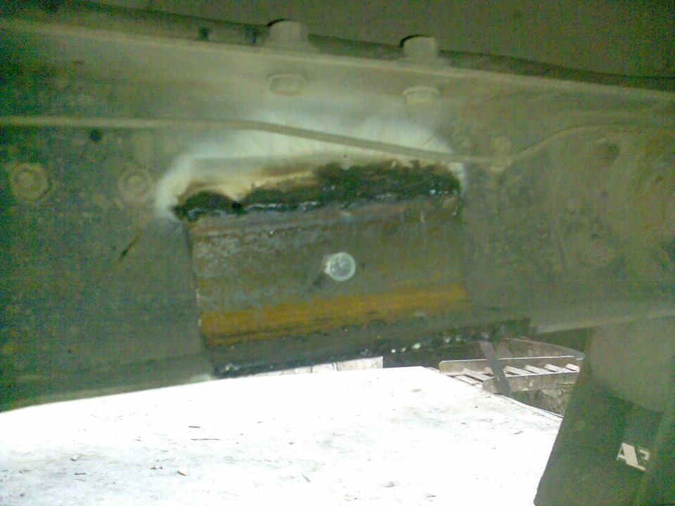 Рама трещина. Трещины кабины Газель 3302. Треснула рама крепления кабины Газель 2014 год. Трещина рамы Газель под кабиной. Лопнула рама на газели.
