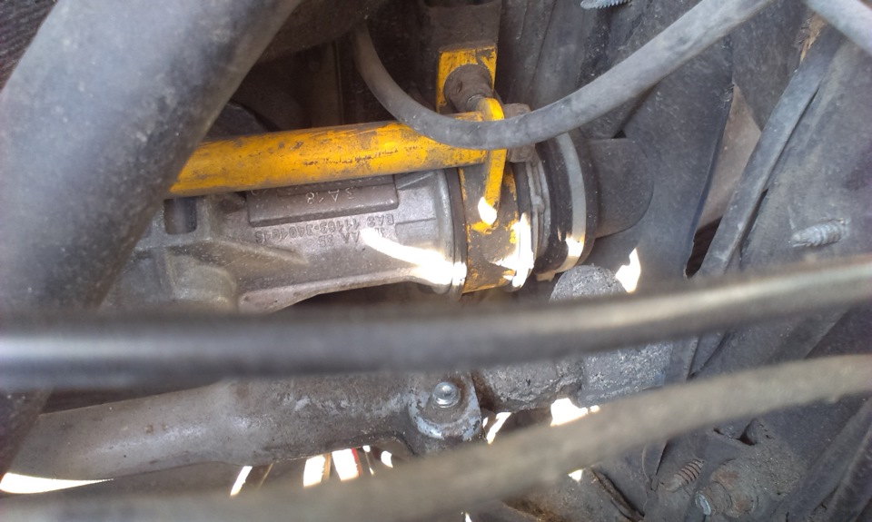 Рулевая рейка гуляет вместе крепления. почему ? может из-за опоры ...