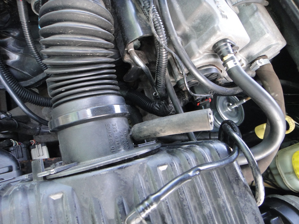 Сильные картерные газы. Клапан вентиляции картера Chrysler Voyager 2.4. Клапан вентиляции картерных газов Крайслер 2.4. Клапан вентиляции картерных газов (PCV) Крайслер. Фильтр вентиляции картера Chrysler.
