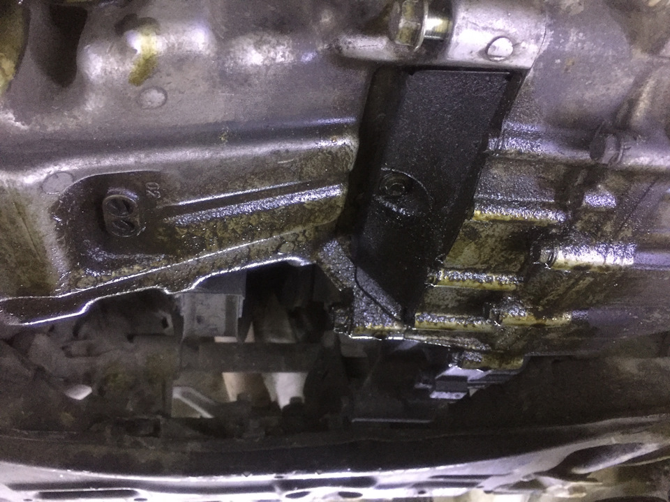 Солярис акпп 2011 вид снизу. Киа сид 2013 течь масла на стыке двигателя и кпп. Подтеки масла на акпп форд фокус 1. Мондео 3 2литра между коробкой и двигателем масло. Течь масла между двигателем и коробкой creta.