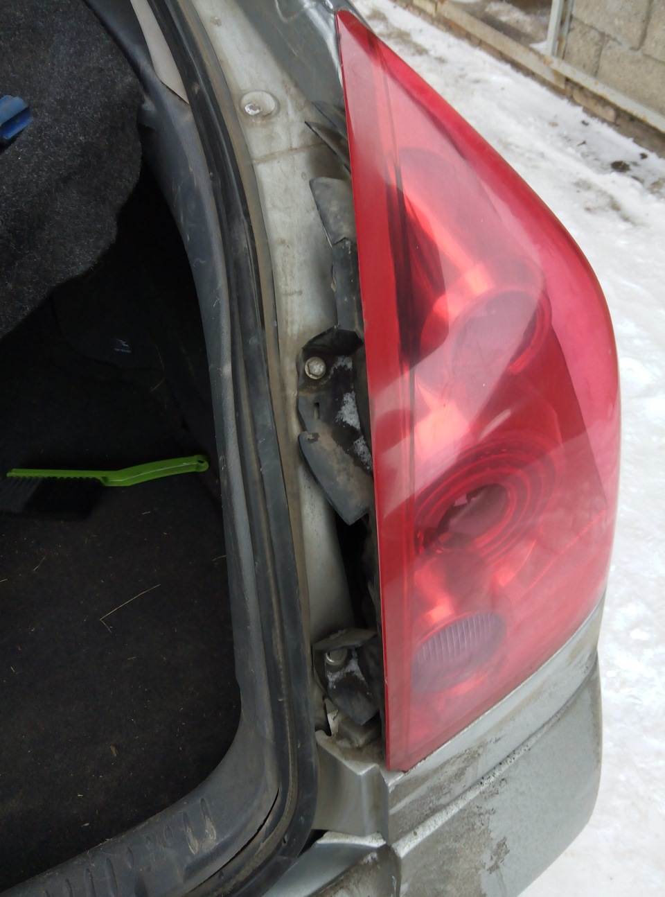 Замена задних фонарей - Nissan Almera II (N16), 1,5 л, 2005 года своими руками D
