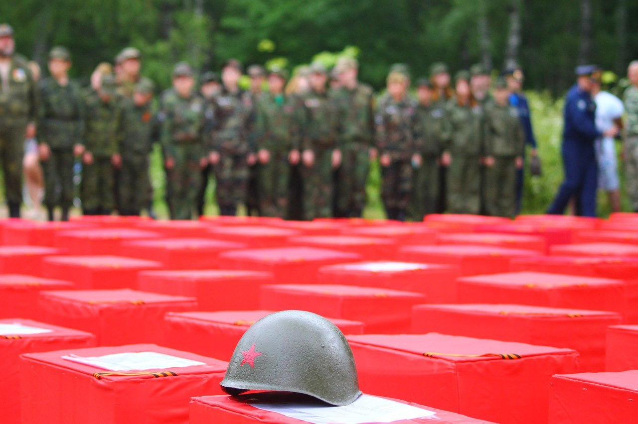 Поиск военнослужащих. Поисковое движение Калужская область. Солдат красной армии в цвете. Солдат в красной феске. Красные солдаты Мары.