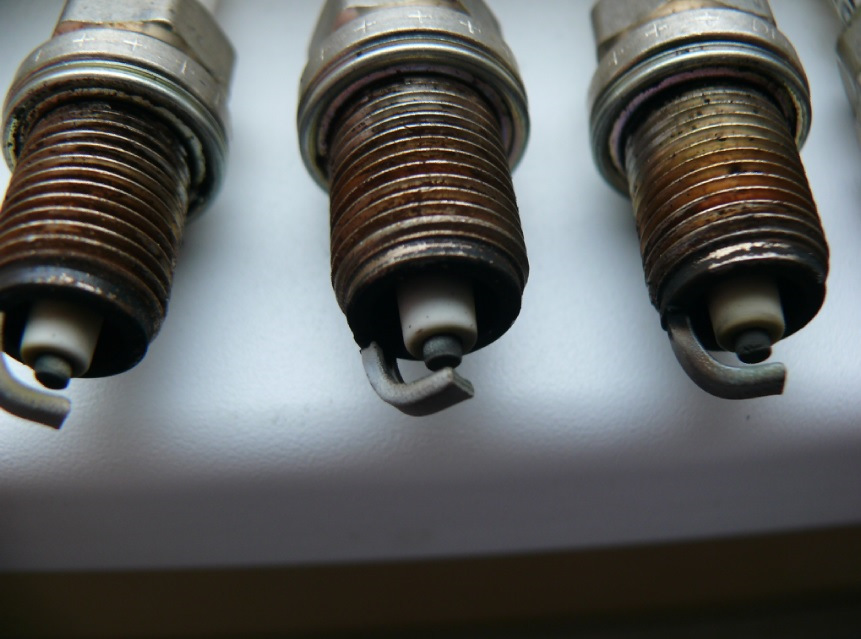 Старые изношенные свечи. 1 mz fe свечи зажигания. Свечи зажигания 1zz-fe 1. Sc16hr11 denso. Свечи 1zz fe 1.