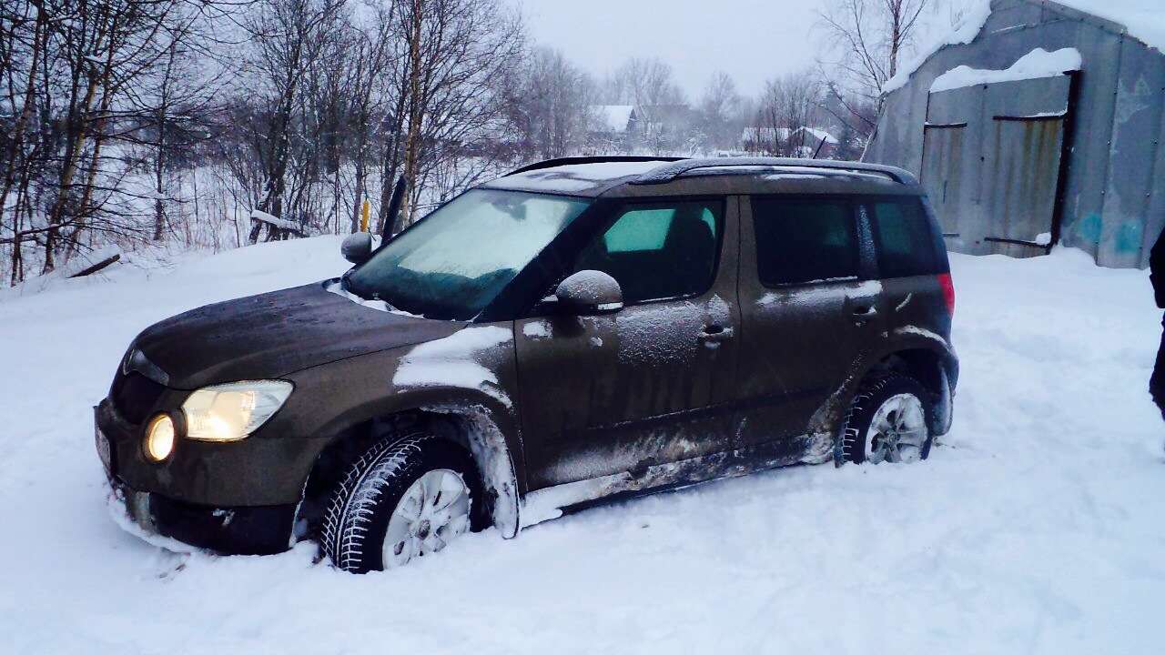 Шкода йети горит. Mitsubishi Outlander 1 на бездорожье. Аутлендер Митсубиси зима. Дастер и Шеви. Renault Duster II 2017 года шины диски зимой снег.