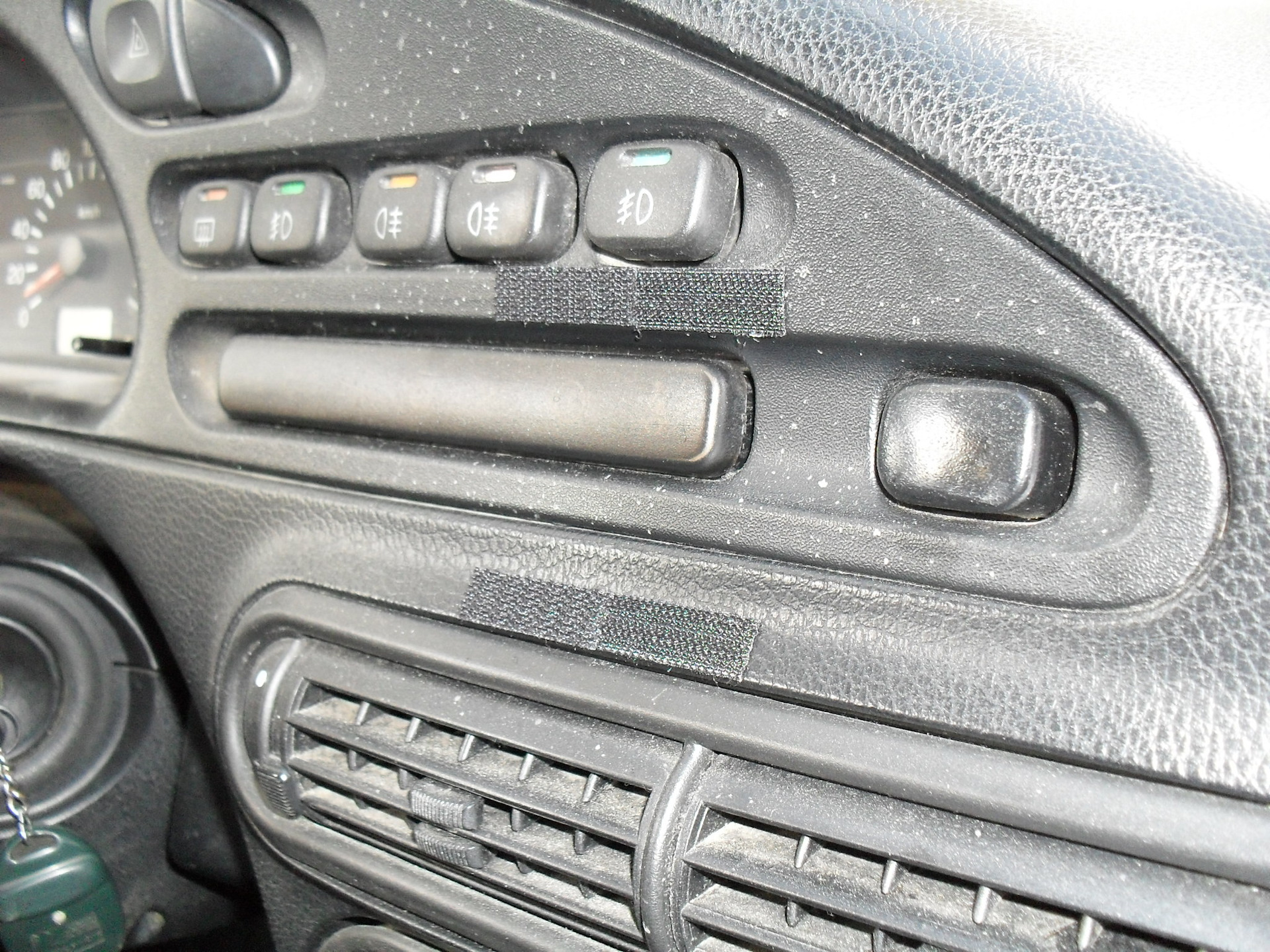 Крепление навигатора на приборной панели — Chevrolet Niva, 1,7 л, 2004 ...